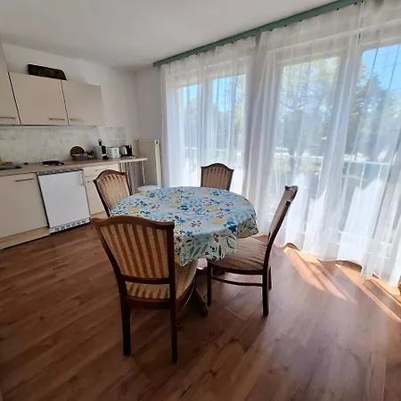 Napvirag - Koezel Mindenhez Apartament Balatonakarattya