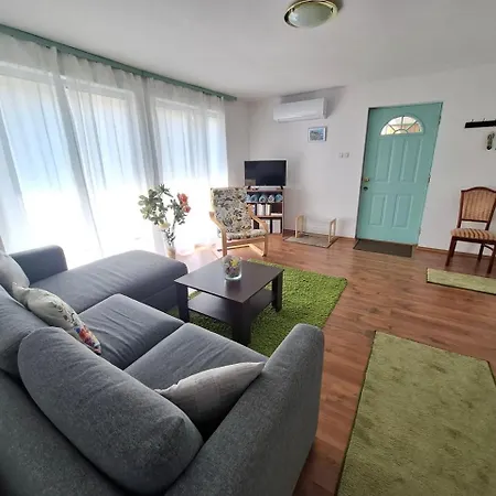 Napvirag - Koezel Mindenhez Apartman Balatonakarattya