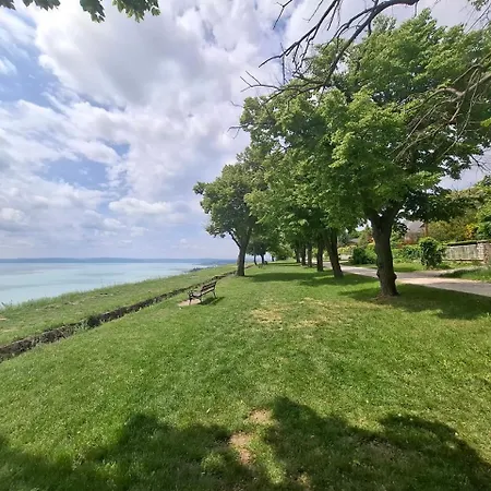 Napvirag - Koezel Mindenhez דירה