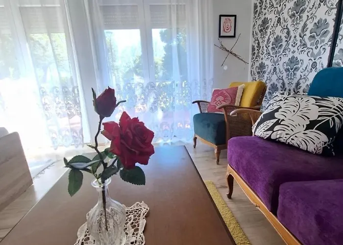 Napvirag - Koezel Mindenhez Apartmán *